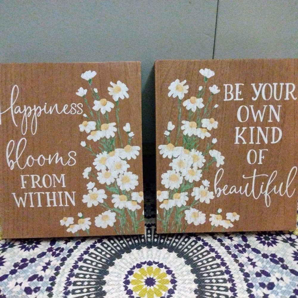 2 wooden floral wall plaques